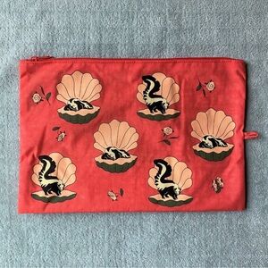 Baggu Go Pouch Zip Large - Half Shell Skunk (Sea Animals) Print